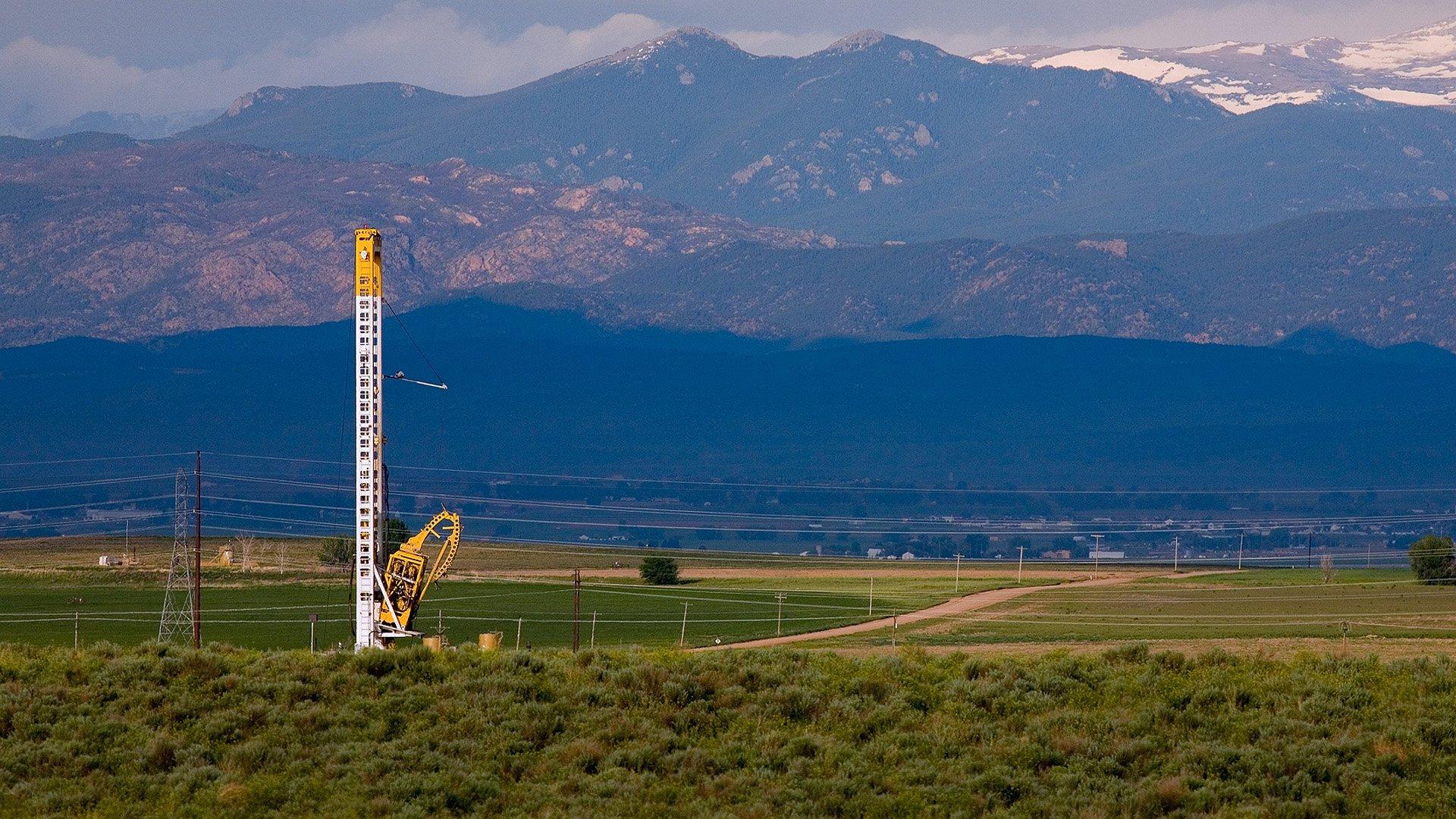 科罗拉多州的山脉，前景是钻机