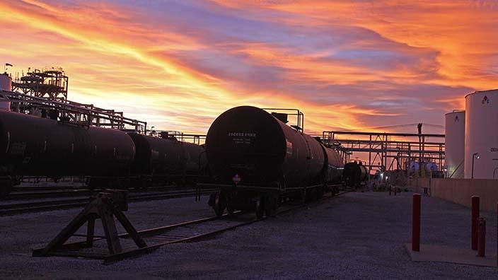 日落时分，奥克化学公司在炼油厂开火车